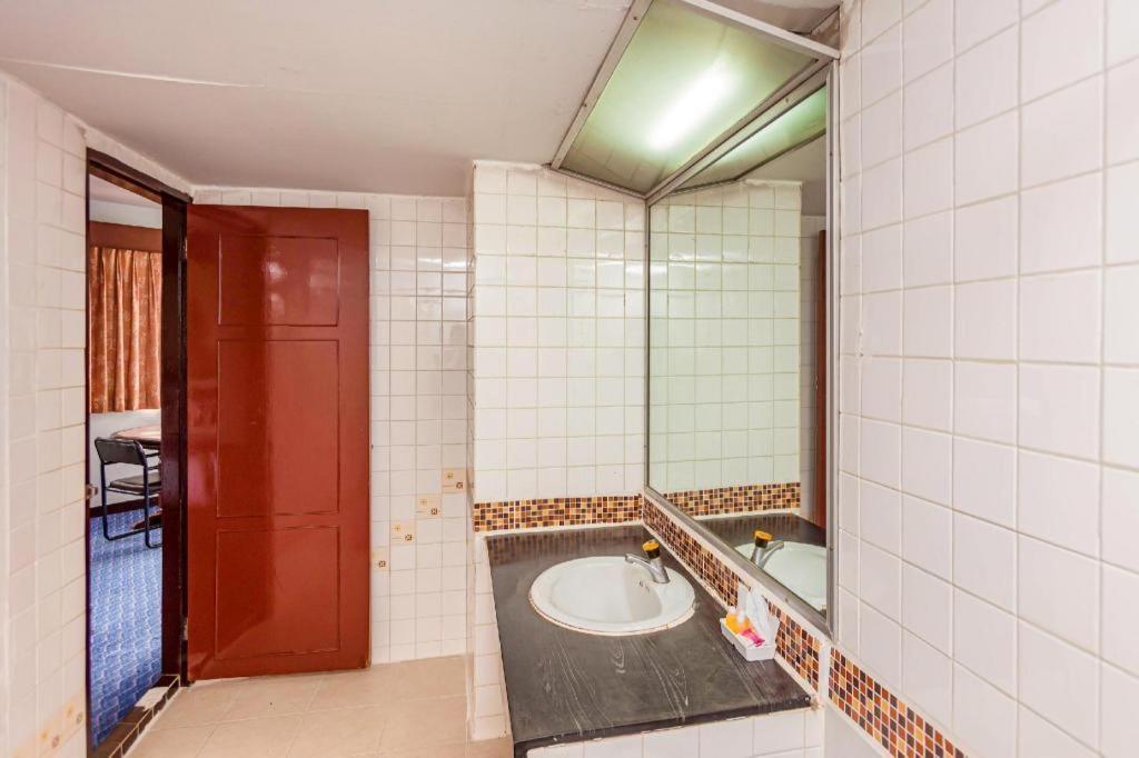 Oyo 441 Grand Thara Hotel Surat Thani Dış mekan fotoğraf