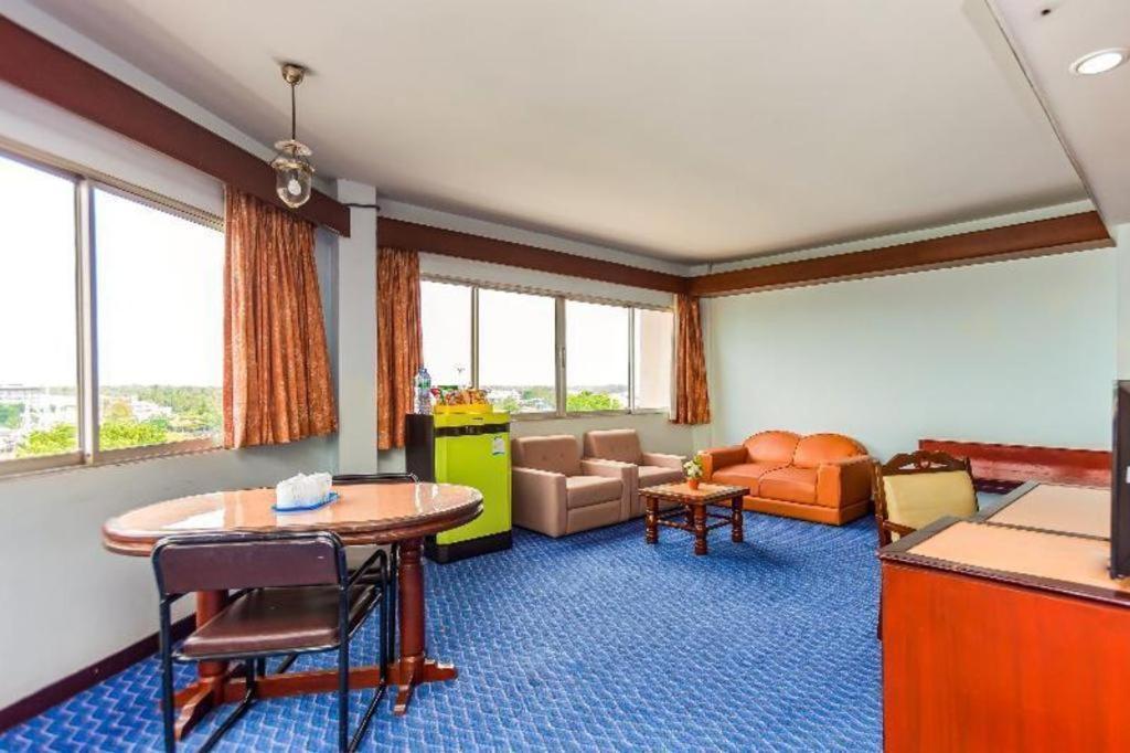 Oyo 441 Grand Thara Hotel Surat Thani Dış mekan fotoğraf